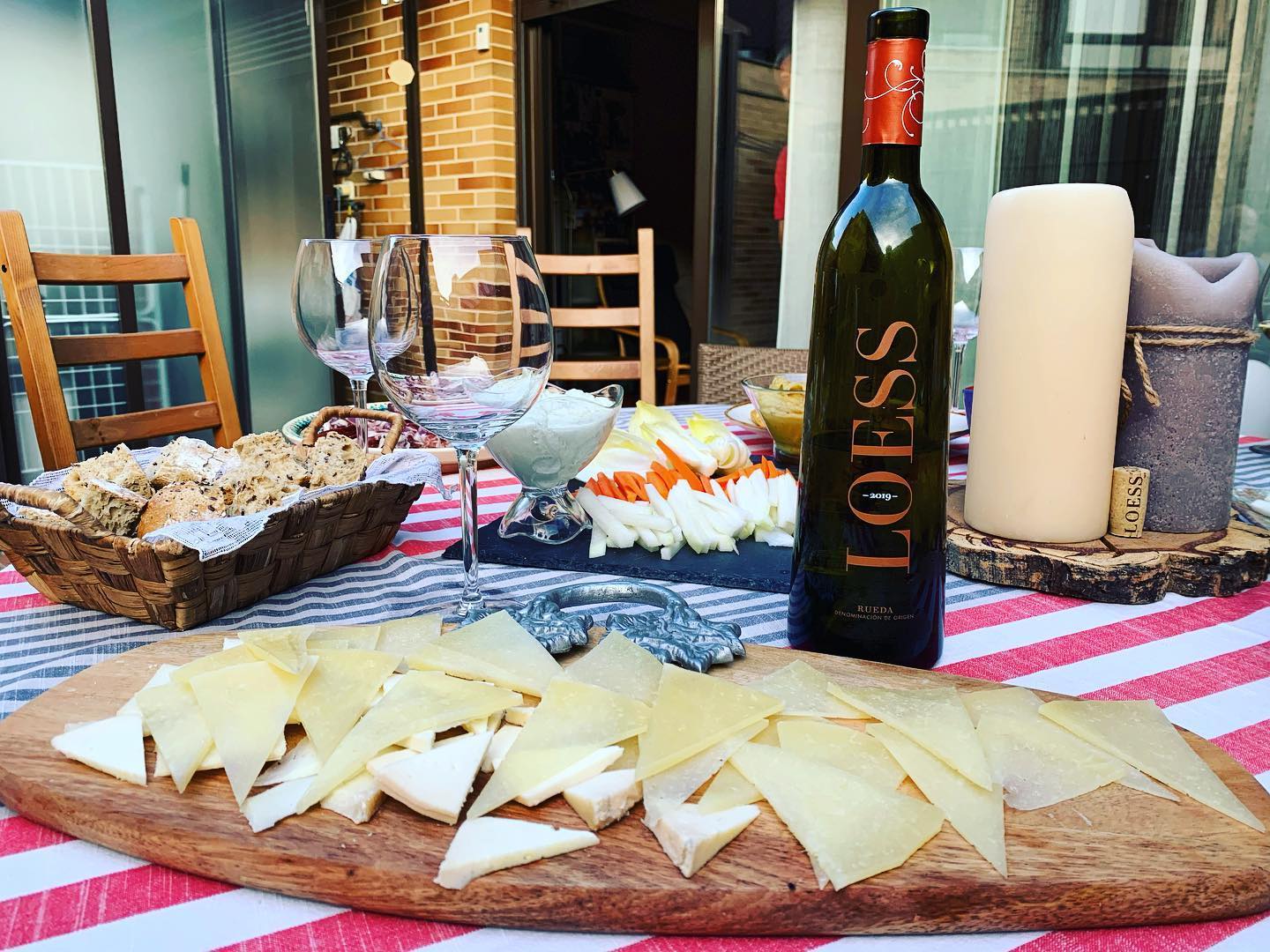 Load video: Discover Loess Verdejo, a refined white wine from the Rueda region! 🍇 Winemaker Jaime Sáez de la Hoya reveals the story behind this aromatic Verdejo wine in this video. Learn about its unique flavor profiles, production process, and Spain&#39;s rich winemaking tradition.